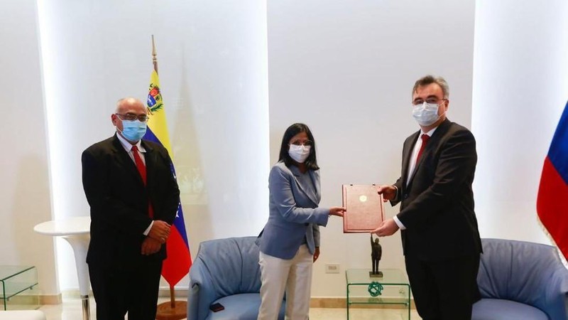Giới chức Nga, Venezuela trong lễ ký thỏa thuận mua 10 triệu liều vaccine Sputnik V (Ảnh: RT)