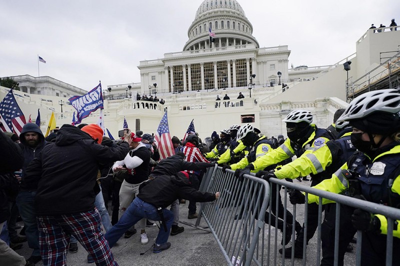 Người biểu tình đụng độ với cảnh sát trên Đồi Capitol (Ảnh: Politico)