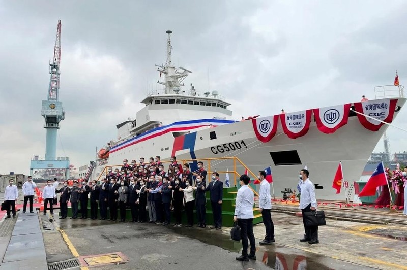 Bà Thái Anh Văn cùng nhiều quan chức Đài Loan tham dự lễ biên chế tàu Chiayi ở Kaohsiung hôm 29/4 (Ảnh: Reuters)