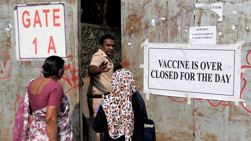 Một người dân Ấn Độ bị từ chối cho vào điểm tiêm chủng, do hết vaccine COVID-19 (Ảnh: Reuters)