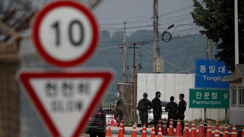Binh sĩ tại một điểm chốt ở khu phi quân sự chia tách hai miền Triều Tiên (Ảnh: Reuters)