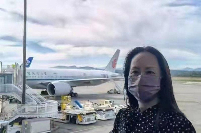 Bà Mạnh Vãn Chu khi chuẩn bị lên máy bay rời Canada hôm 24/9 (Ảnh: Twitter)