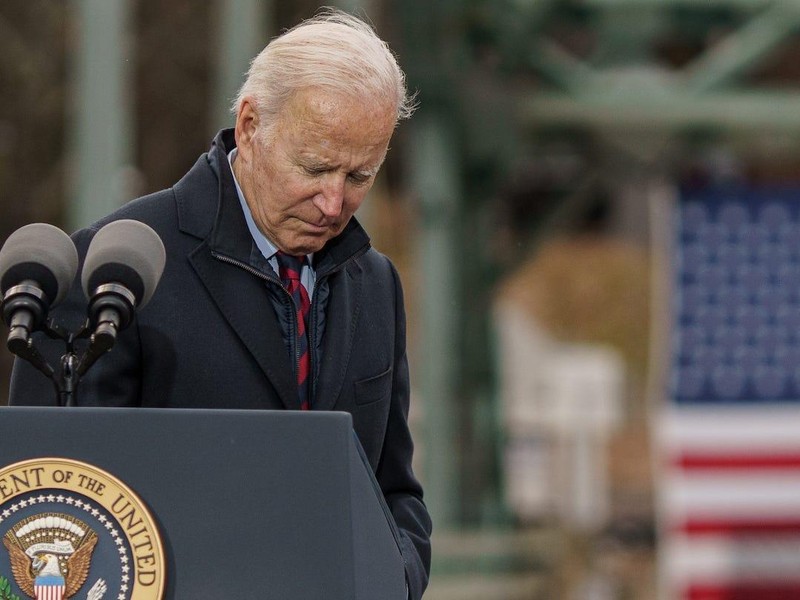 Tổng thống Mỹ Joe Biden thường ho, hắng giọng trong lúc phát biểu (Ảnh: Business Insider)