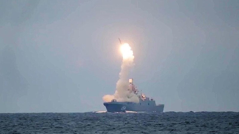 Tên lửa siêu thanh Zircon được phóng từ tàu Đô đốc Gorshkov trên biển Barents (Ảnh: Sputnik)