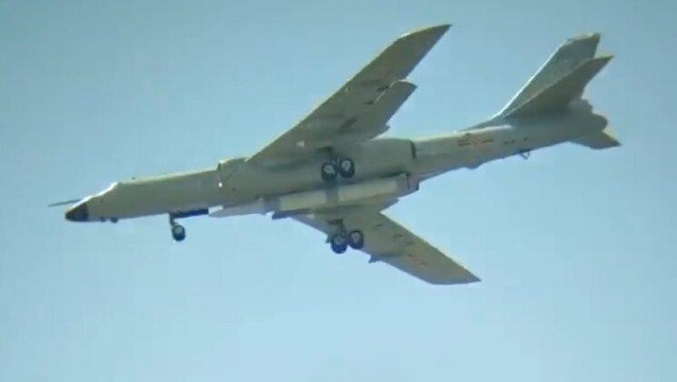 H-6N, một biến thể của máy bay ném bom H-6, được trang bị tên lửa đạn đạo (Ảnh: Military Watch)