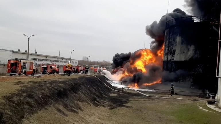 Một kho nhiên liệu của Nga ở vùng Belgorod giáp biên giới Ukraine bốc cháy hồi đầu tháng 4 (Ảnh: TASS).