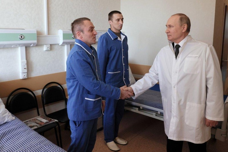 Tổng thống Nga Vladimir Putin tới thăm hỏi các binh sĩ bị thương tại bệnh viện quân y Mandryka (Ảnh: EPA)