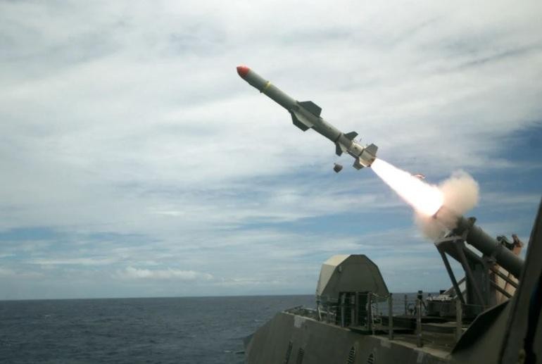 Tên lửa Harpoon (Ảnh: Hải quân Mỹ).