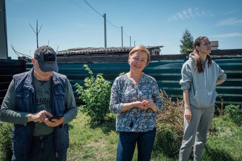 Vadym Smirnov, Alla Voloshynovych cô con gái Anastasia Smirnov đứng trên mảnh vườn đã được dọn gần hết mảnh đạn (Ảnh: Al Jazeera)