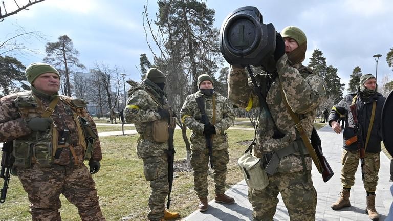 Binh sĩ Ukraine kiểm tra lô vũ khí được phương Tây viện trợ, bao gồm ten lửa NLAW của Anh (Ảnh: AFP)