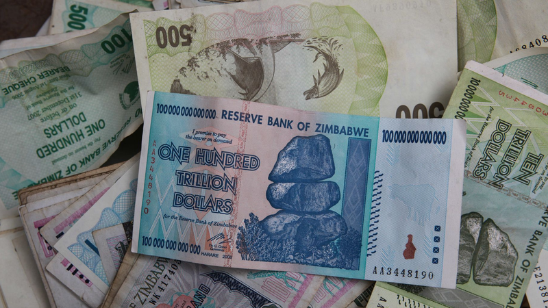Đồng tiền cũ mệnh giá 100 nghìn tỉ dollar Zimbabwe (Ảnh: AP)