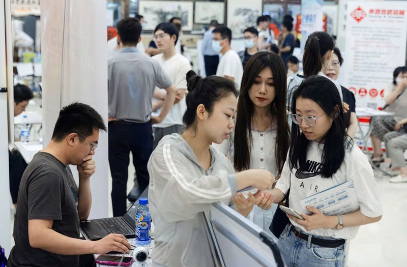 Người dân tham dự hội chợ việc làm tại một trung tâm thương mại ở Bắc Kinh, Trung Quốc ngày 30/6/2023 (Ảnh: Reuters) 1.png