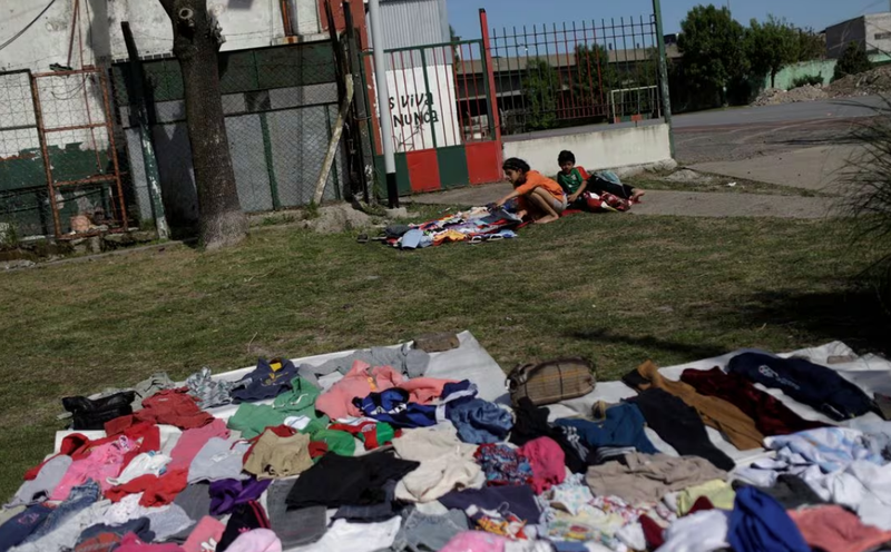 Trẻ em chuẩn bị quần áo để bán tại chợ đường phố ở ngoại ô Buenos Aires, Argentina (Ảnh: Reuters) 2.png