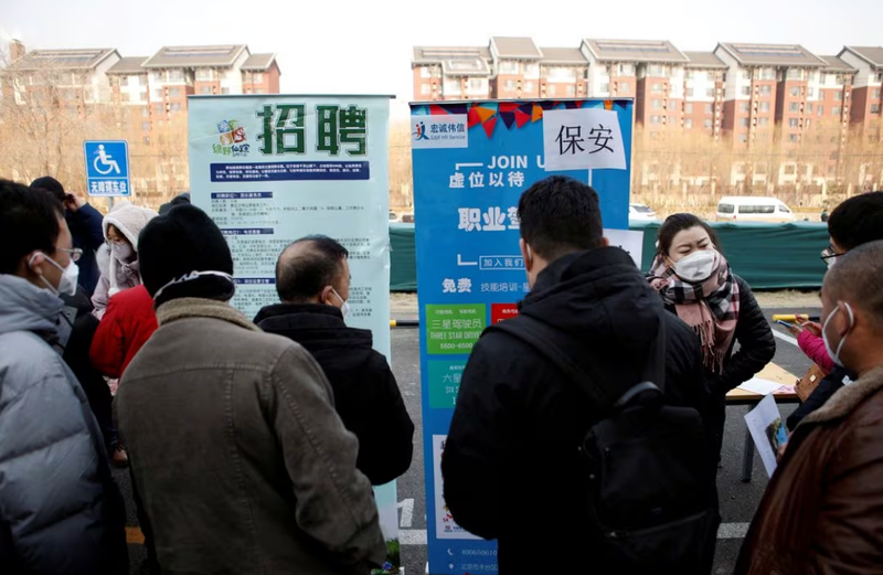 Người tìm việc tham dự hội chợ việc làm ở Bắc Kinh, Trung Quốc ngày 16/2/2023 (Ảnh: Reuters) 2.png