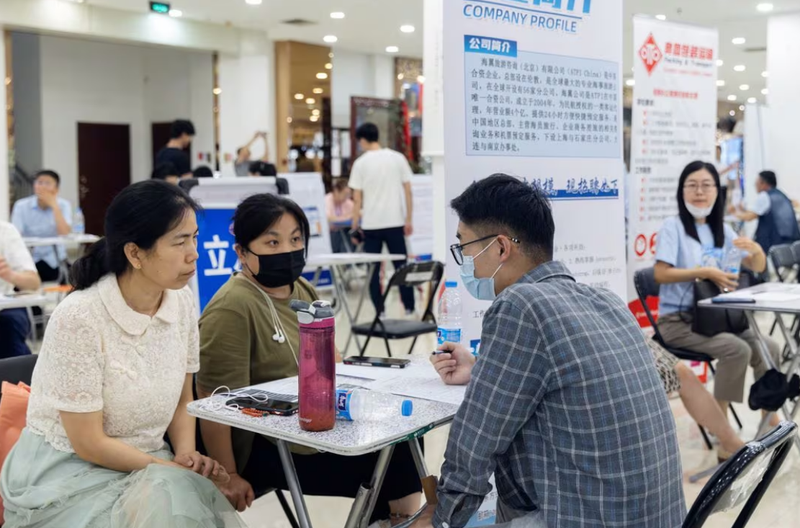 Người trẻ tuổi tham dự hội chợ việc làm tại một trung tâm thương mại ở Bắc Kinh, Trung Quốc ngày 30/6/2023 (Ảnh: Reuters) 3.png