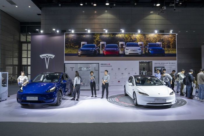 Giá xe điện, chẳng hạn như xe do Tesla sản xuất, đang giảm (Ảnh: Bloomberg) im-886751.jpg