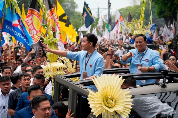 Ứng cử viên tổng thống Prabowo Subianto (phải) và người đồng hành Gibran Rakabuming Raka, con trai cả của Tổng thống Widodo (Ảnh: Getty) 3.png