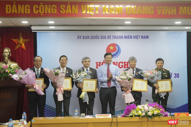 Ông Lê Quốc Phong, Chủ nhiệm Ủy ban, trao tặng Kỷ niệm chương "Vì thế hệ trẻ" cho Chủ tịch Nguyễn Minh Hồng và các cá nhân khác.