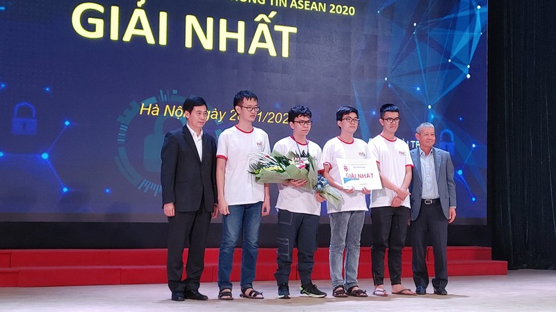 Đội thi HCMUS.Twice đến từ trường Đại học Khoa học tự nhiên – ĐHQG TP.HCM giành ngôi vô địch cuộc thi Sinh viên với An toàn thông tin ASEAN 2020.