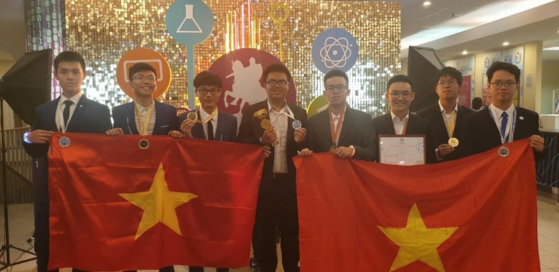 Đoàn học sinh Hà Nội đại diện Việt Nam tự hào giơ cao lá cờ Tổ quốc Việt Nam tại lễ Trao giải kỳ thi Olympic quốc tế dành cho các thành phố lớn lần thứ IV tại Mát-xcơ-va, Liên Bang Nga. 