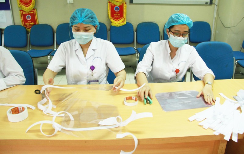 Các bác sĩ làm mũ bảo hộ chống COVID-19. Ảnh: Bệnh viện Hữu Nghị