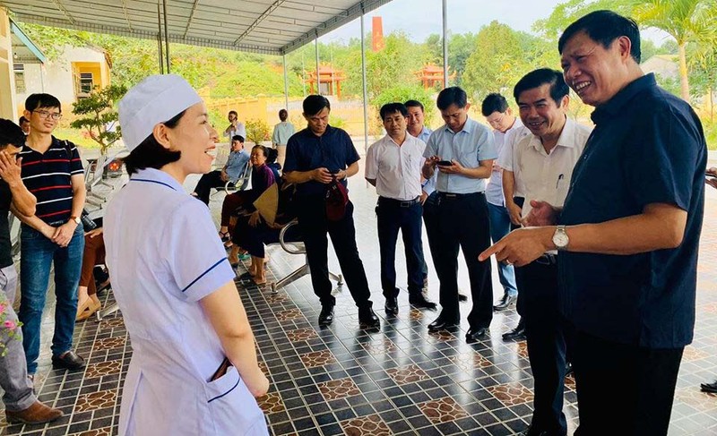 Thứ trưởng Bộ Y tế Đỗ Xuân Tuyên kiểm tra công tác y tế cơ sở tại Hà Tĩnh. Ảnh: Thảo Nguyên 
