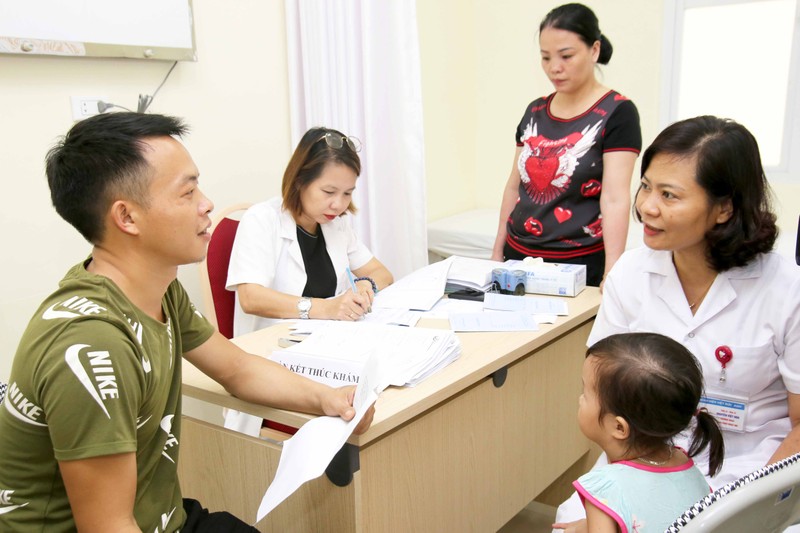Bác sĩ thăm khám cho trẻ nhỏ. Ảnh: Bệnh viện Hữu nghị Việt Đức 