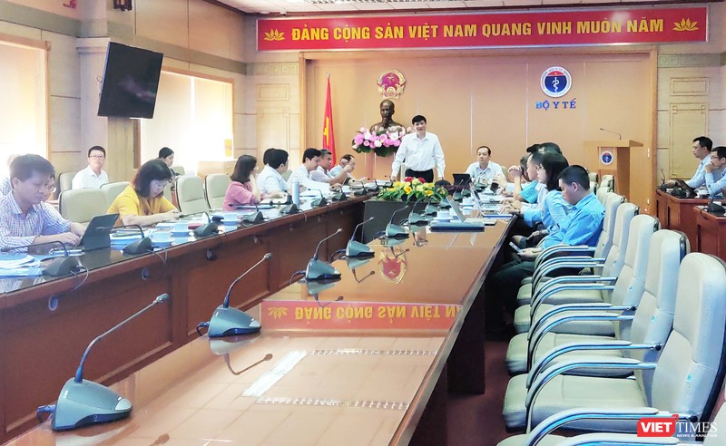 Thứ trưởng bộ Y tế Nguyễn Thanh Long họp với VNPT về ứng dụng công nghệ thông tin trong y tế. Ảnh: Minh Thúy 