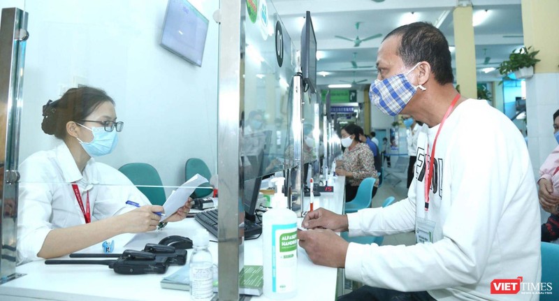 Bệnh nhân thanh toán viện phí tại Bệnh viện Hữu nghị Việt Đức (Ảnh: Thảo My)