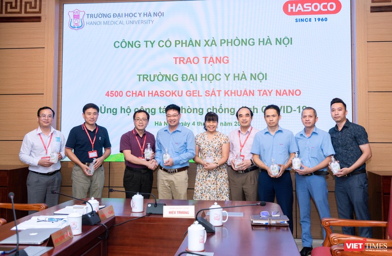 GS. TS. Tạ Thành Văn – Hiệu trưởng Trường Đại học Y Hà Nội cùng các cán bộ tiếp nhận 4.500 chai nước sát khuẩn tay phòng, chống dịch COVID-19 (Ảnh: Văn Trọng) 