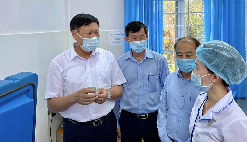 Thứ trưởng Đỗ Xuân Tuyên kiểm tra vaccine bạch hầu tại Trạm y tế xã Đắk Ruồng (Ảnh: Vũ Mạnh Cường) 
