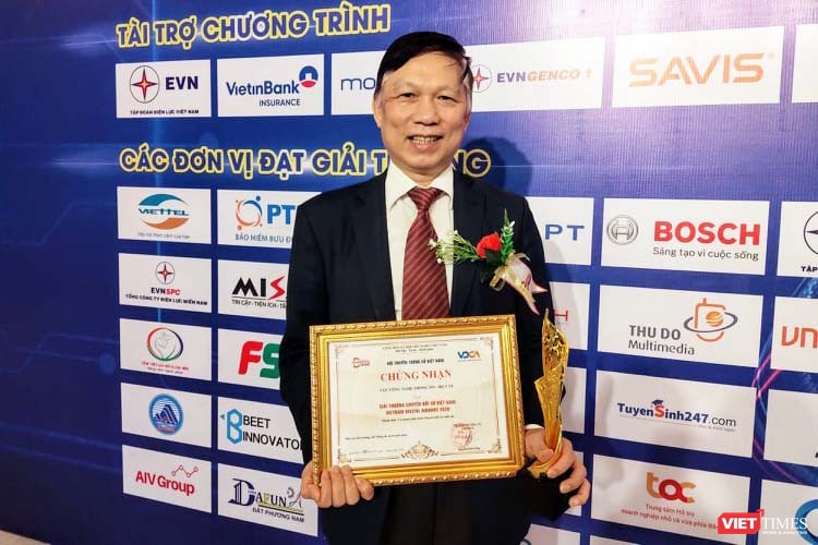 PGS. TS. Trần Quý Tường, Cục trưởng Cục Công nghệ Thông tin, Bộ Y tế nhận giải thưởng Chuyển đối số Việt Nam 2020 (Ảnh: Minh Thuý) 