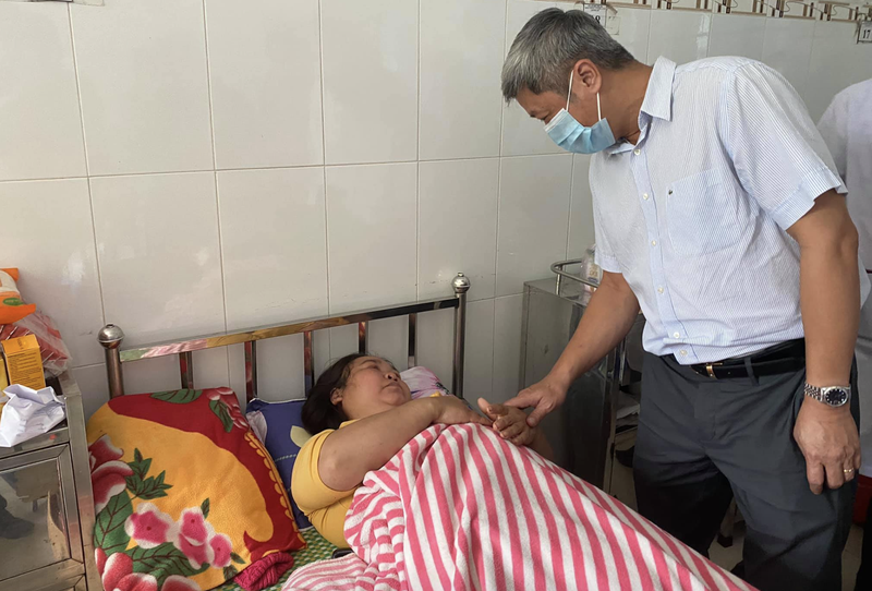 Thứ trưởng Bộ Y tế Nguyễn Trường Sơn thăm hỏi nạn nhân trong vụ sạt lở đất ở Trà Leng (Ảnh: Vũ Mạnh Cường) 