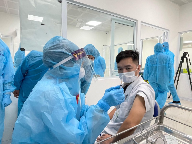 Nhân viên y tế chuẩn bị tiêm vaccine (Ảnh - Tuấn Dũng) 