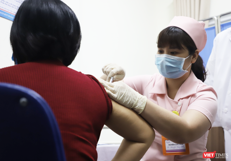 Nhân viên y tế tiêm vaccine phòng COVID-19 (Ảnh - Minh Thuý) 