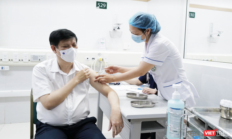 Bộ trưởng Bộ Y tế Nguyễn Thanh Long tiêm vaccine phòng COVID-19 (Ảnh - N. Thành) 