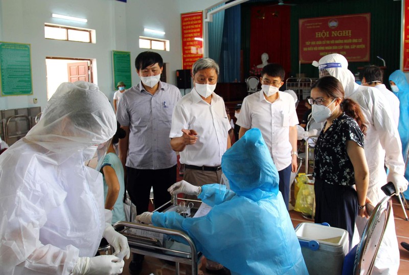 Thứ trưởng Bộ Y tế Nguyễn Trường Sơn và lãnh đạo Sở Y tế Bắc Giang kiểm tra công tác tiêm chủng tại huyện Lạng Giang (Ảnh - Đức Duy)