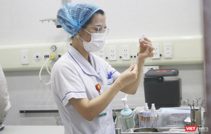 Nhân viên y tế chuẩn bị tiêm vaccine COVID-19 (Ảnh - Minh Thuý)