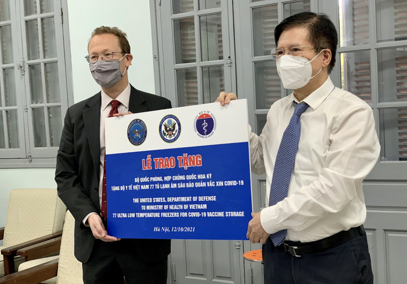 Thứ trưởng Bộ Y tế Trương Quốc Cường tiếp nhận tủ lạnh âm sâu của Hoa Kỳ tặng Việt Nam để lưu trữ vaccine COVID-19 (Ảnh - ĐSQHK)