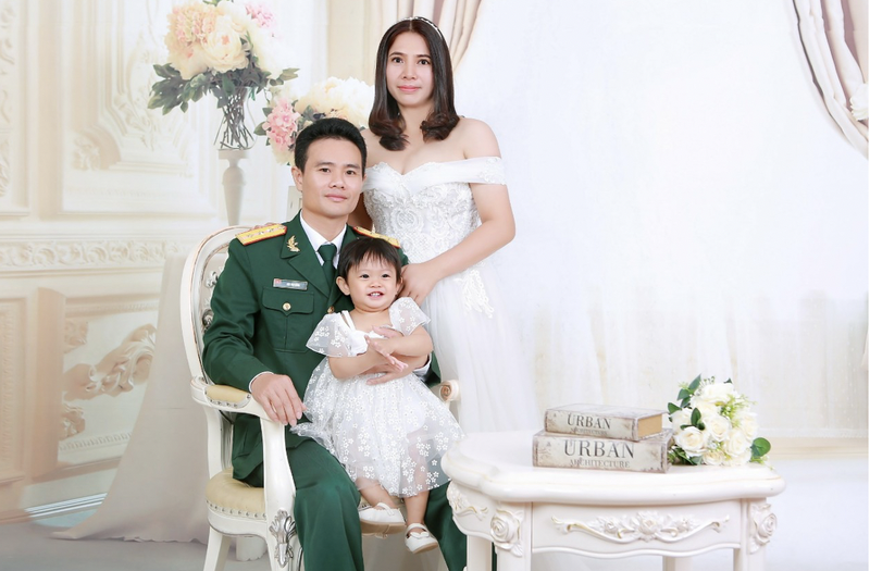 Gia đình Thượng úy Đậu Văn Dũng, chị Phạm Thị Ngọc và con gái Đậu Hà Lan (Ảnh - BVCC)
