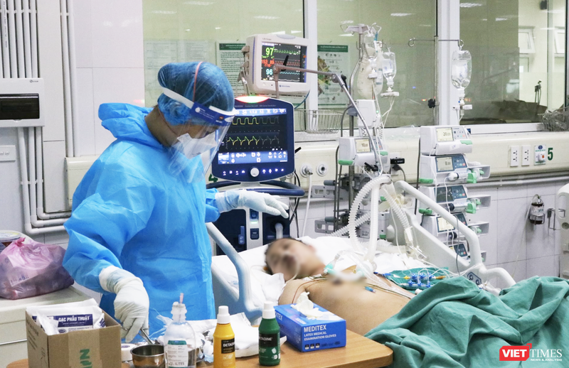 Bác sĩ chăm sóc cho bệnh nhân mắc COVID-19 (Ảnh - Minh Thuý) 