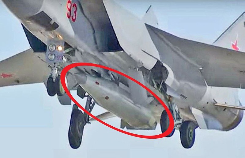 Tên lửa Kinzhal (khoanh màu đỏ) trên máy bay MiG-31.