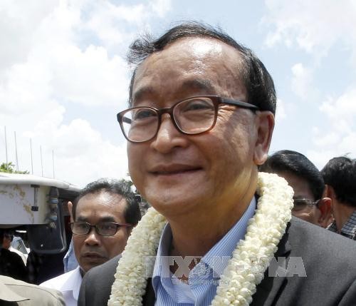 Ông Sam Rainsy tại sân bay Quốc tế Phnom Penh ở Phnom Penh ngày 16/8/2015. Ảnh: AP/TTXVN