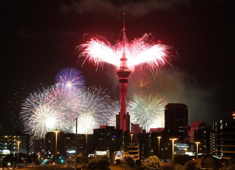  Pháo hoa đón chào năm mới 2017 ở bắn từ tháp Sky Tower ở New Zealand