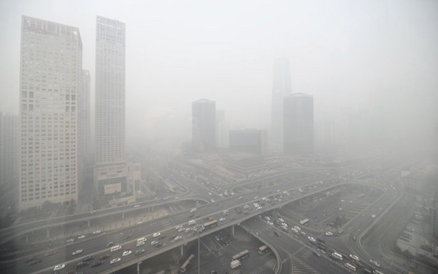 Bắc Kinh ban bố cảnh báo sương mù ở mức cao nhất trong ngày thứ hai.