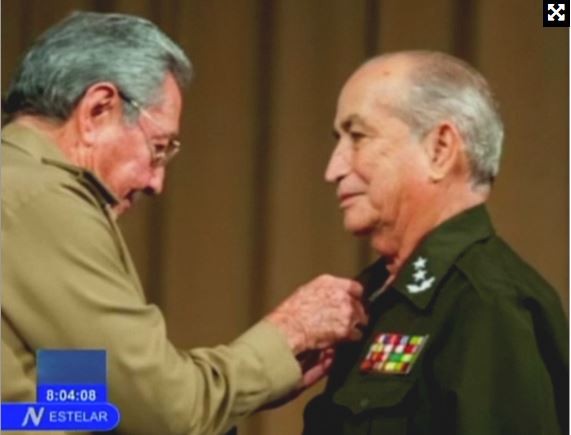 Chủ tịch Cuba Raul Castro (trái) và Bộ trưởng Nội vụ Fernandez Gondin. (Nguồn: Reuters)
