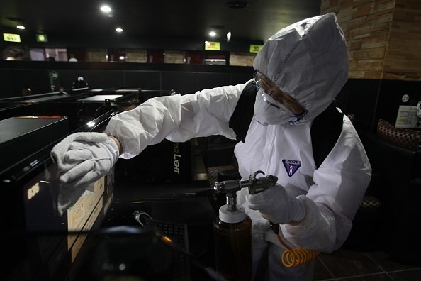 Một nhân viên y tế đang phun thuốc khử trùng tại một quán cà phê internet ở Hàn Quốc do lo ngại về dịch MERS-CoV. 