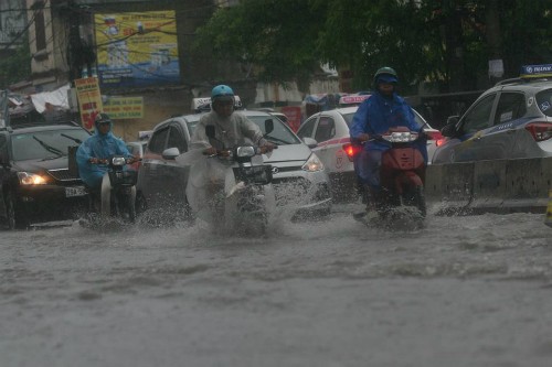 Nhiều tuyến phố ở thủ đô rơi vào tình trạng ngập nhẹ sau trận mưa kéo dài.