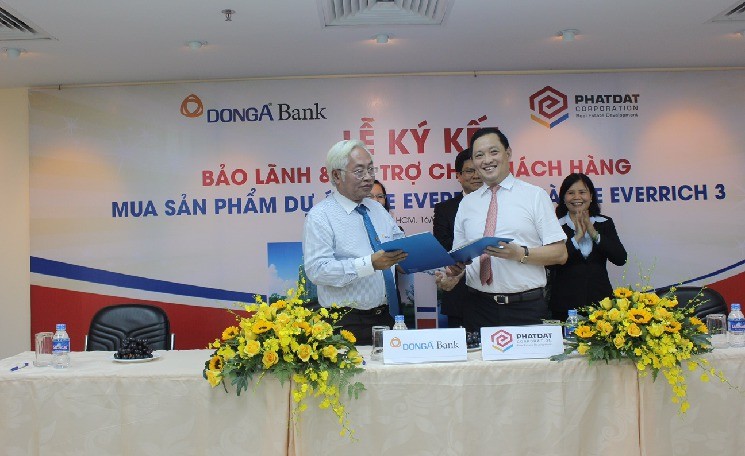 Cựu TGĐ Dong A Bank Trần Phương Bình và Tổng giám đốc PDR Nguyễn Văn Đạt tại kí kết bão lãnh và tài trợ khách hàng mua nhà dự án The Ever Rich 2 và 3