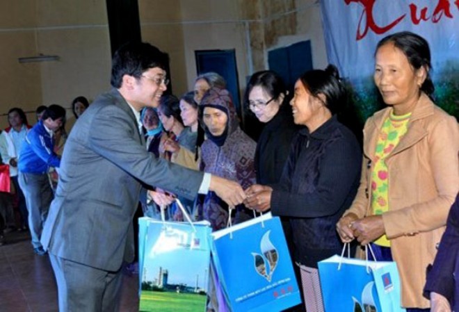 Ông Trần Ngọc Nguyên trong một lần trao quà cho người nghèo ở huyện Bình Sơn